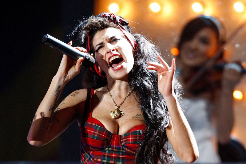 &copy; Reuters. Imagen de archivo de la cantante británica Amy Winehouse actuando en los Brit Awards en Earls Court en Londres, Reino Unido. 20 de febrero, 2008. REUTERS/Alessia Pierdomenico/Archivo