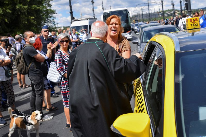 Hungary bridge blockade fails to derail small business tax rise