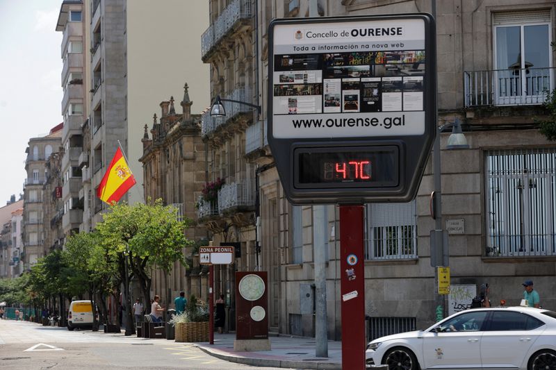 &copy; Reuters. Termômetro de rua marca 47º Celsius em praça de Ourense, na Espanha
12/07/2022
REUTERS/Miguel Vidal