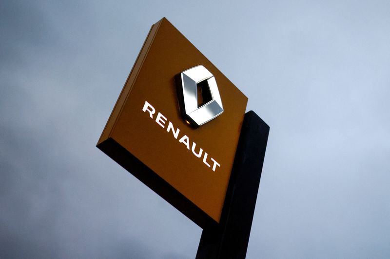 &copy; Reuters.  FILE PHOTO: The logo of Renault carmaker is pictured at a dealership in Vertou, near Nantes, France, January 13, 2021. REUTERS/Stephane Mahe/