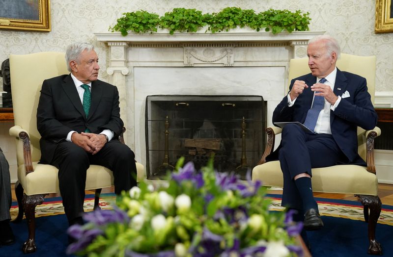 © Reuters. Foto del martes de los Presidentes de EEUU Joe Biden y de Mexico Andres Manuel Lopez Obrador en el Salón Oval de la Casa Blanca 
Jul 12, 2022. REUTERS/Kevin Lamarque