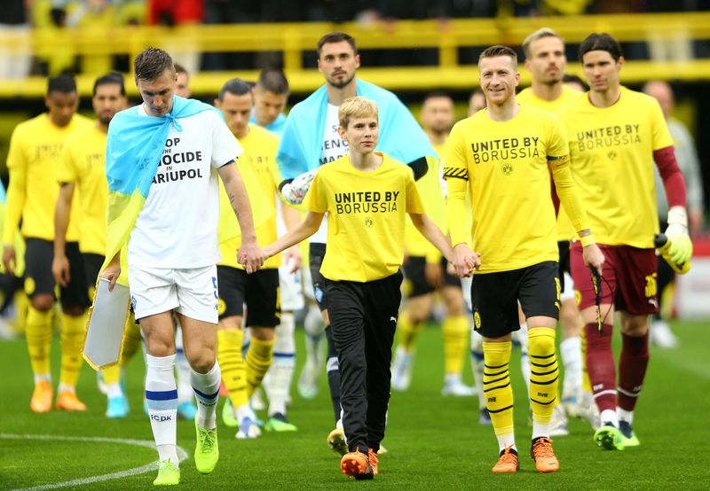 &copy; Reuters. Un'amichevole tra il Borussia Dortmund e la Dynamo Kiev per promuovere lo stop della guerra in Ucraina allo stadio Iduna Park di Dortmund. REUTERS/Thilo Schmuelgen/File Photo