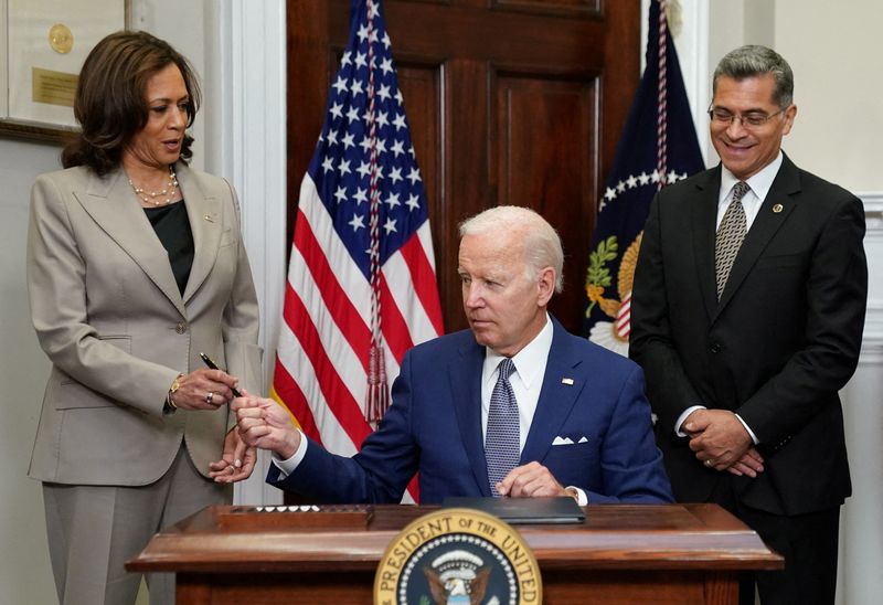 &copy; Reuters. FILE PHOTO: U.S. President Joe Biden hands the pen to Vice President Kamala Harris as Health and Human Services Secretary Xavier Becerra stands near after signing an executive order to help safeguard women's access to abortion and contraception after the 