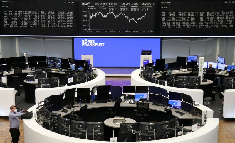 &copy; Reuters. شاشات تعرض بيانات مؤشر داكس الألماني في بورصة فرانكفورت يوم 30 مايو ايار 2022. تصوير: رويترز.