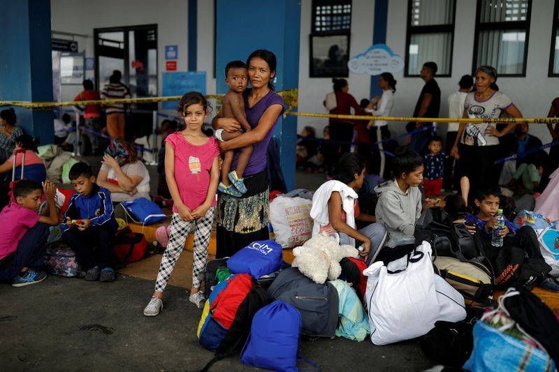 &copy; Reuters. Imagen de archivo de la migrante venezolana María Valdez, de 31 años, posando para una foto con sus hijos Yoimairy, de 9 años, y Darién, de 1 año, mientras esperan para tramitar sus documentos en el centro de servicios fronterizos entre Ecuador y Per