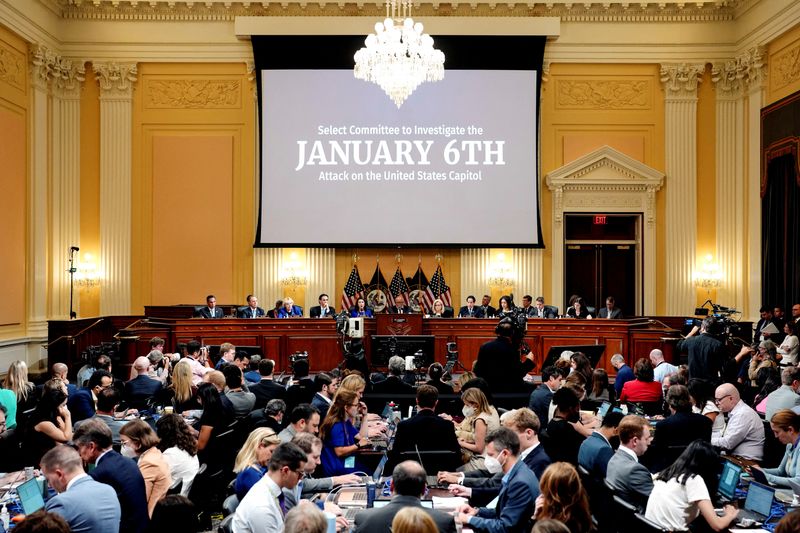 © Reuters. Committee Chairman Bennie Thompson (D-MS) and Vice Chair Liz Cheney (R-WY) sit next to other committee members as they lead the seventh public hearing by the House Select Committee to investigate the January 6th attack on the US Capitol, in Washington, DC, U.S., July 12, 2022. Doug Mills/Pool via REUTERS