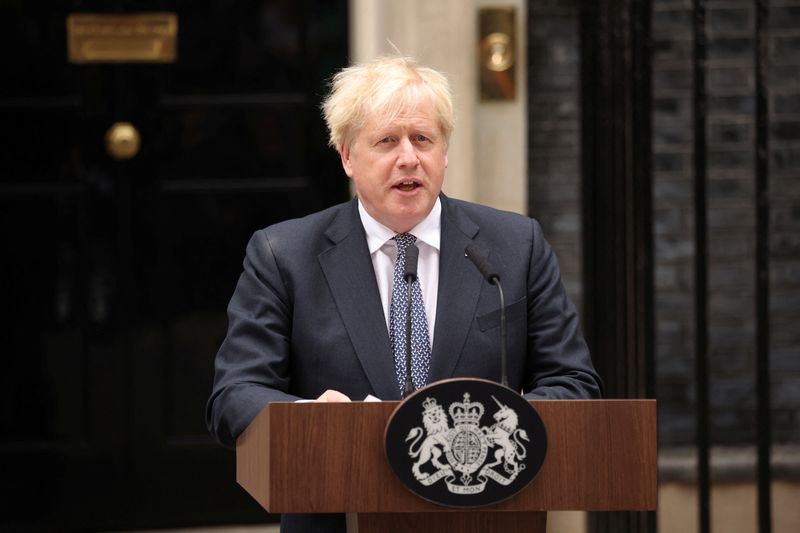 &copy; Reuters. رئيس الوزراء البريطاني بوريس جونسون يلقي بيان الاستقالة من مقر رئاسة الوزراء في لندن يوم السابع من يوليو 2022. تصوير : فيل نوبل-رويترز .