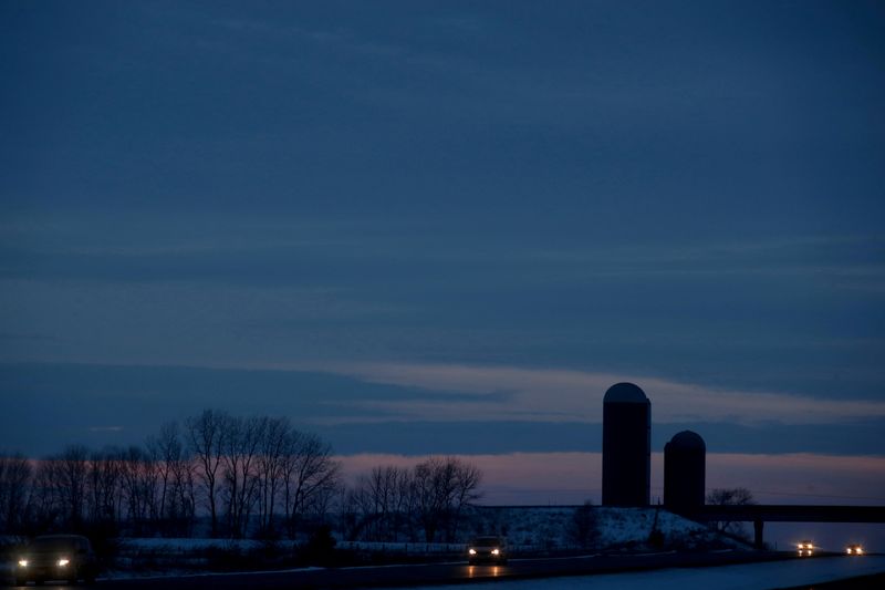 &copy; Reuters. FOTO DE ARCHIVO: Autos pasan frente a silos de granos en una carretera cerca de Jesup, Iowa, Estados Unidos.