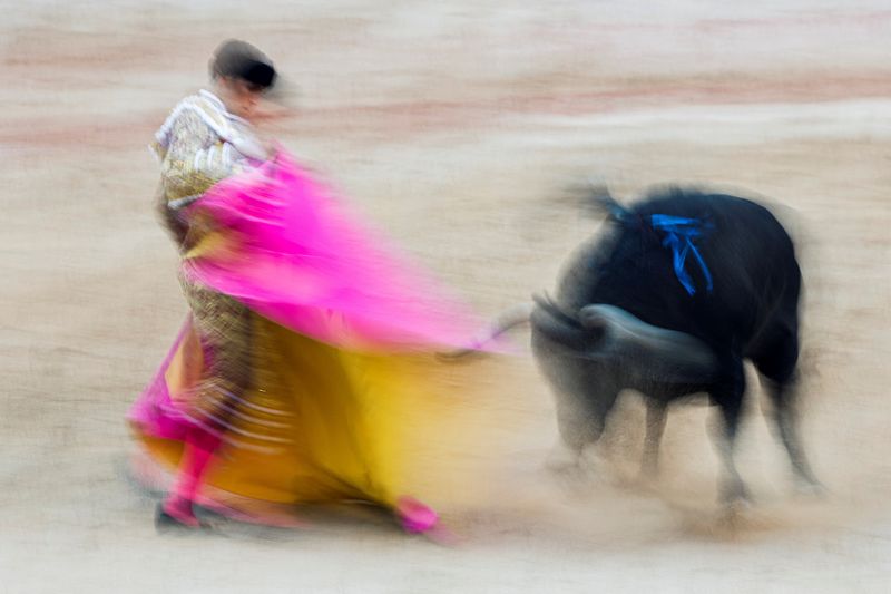 &copy; Reuters. مصارع للثيران خلال عرض ضمن مهرجان في مدينة بامبلونا بإسبانيا يوم الثلاثاء. تصوير: خوان مدينا - رويترز. 