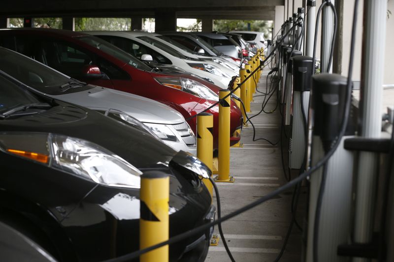 &copy; Reuters. FILE PHOTO: Electric cars sit charging in a parking garage at the University of California, Irvine January 26, 2015.   REUTERS/Lucy Nicholson