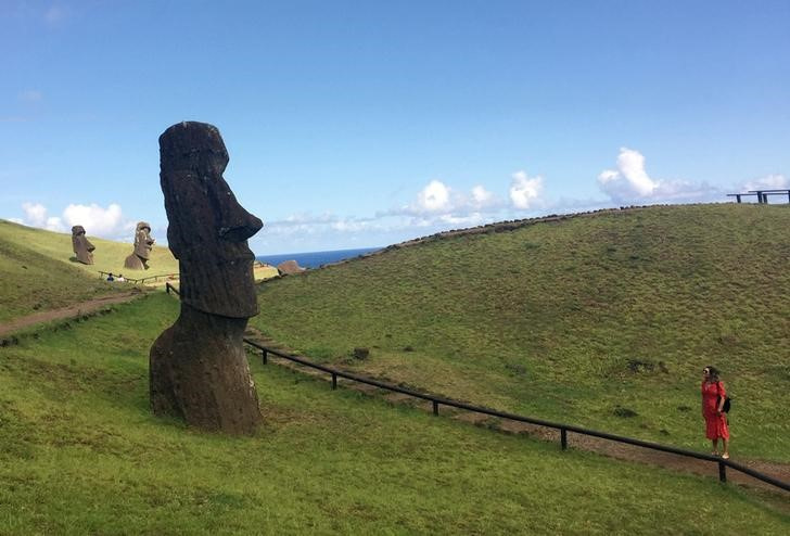 &copy; Reuters. Foto de archivo de una turista mirando un moai en Isla de Pascua 
Feb 13, 2019. REUTERS/Marion Giraldo