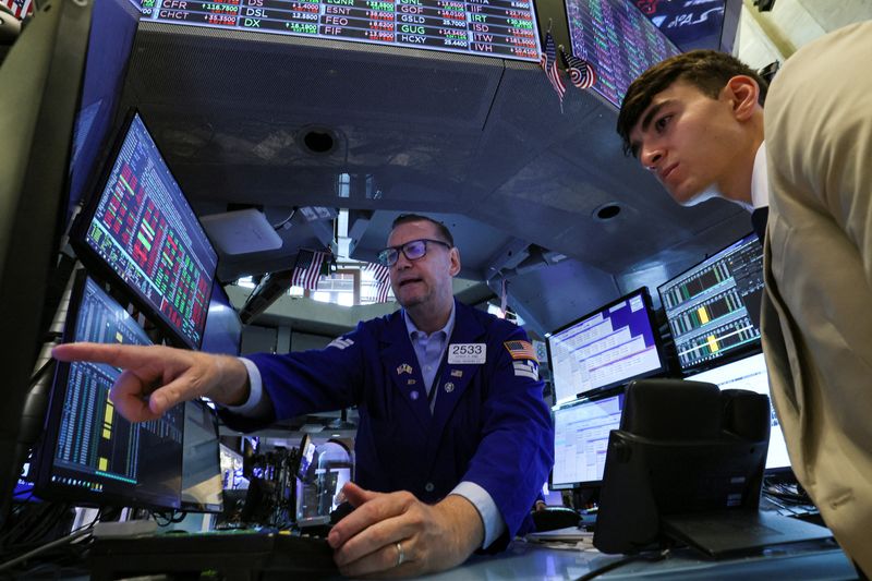 &copy; Reuters. Operadores trabalham no salão da Bolsa de Valores de Nova York
11/07/2022
REUTERS/Brendan McDermid