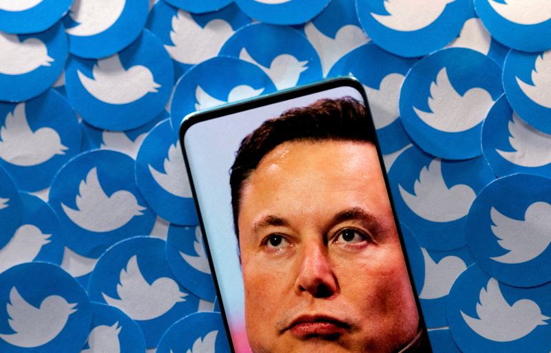 &copy; Reuters. FILE PHOTO: An image of Elon Musk is seen on smartphone placed on printed Twitter logos in this picture illustration taken April 28, 2022. REUTERS/Dado Ruvic/Illustration//File Photo