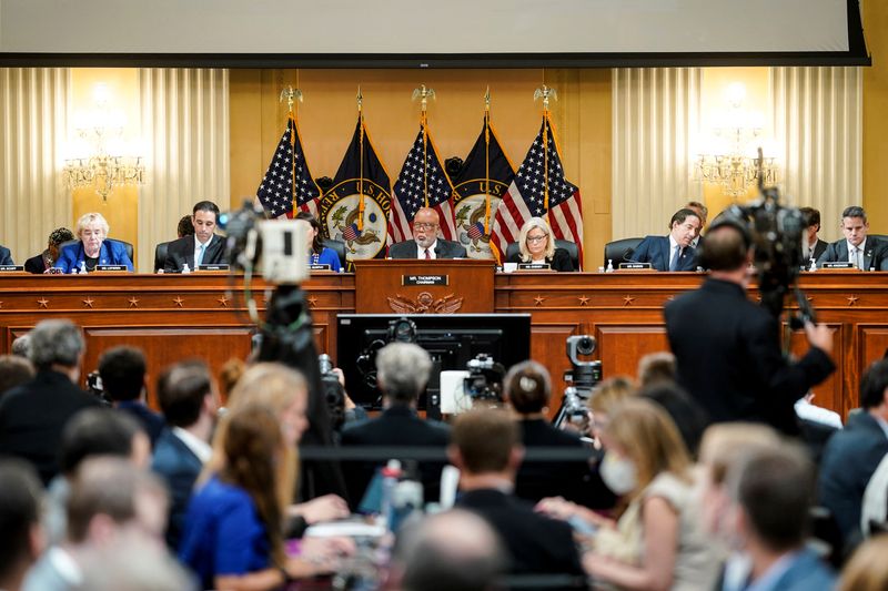 © Reuters. Committee Chairman Bennie Thompson (D-MS) and Vice Chair Liz Cheney (R-WY) sit next to other committee members as they lead the seventh public hearing by the House Select Committee to investigate the January 6th attack on the US Capitol, in Washington, DC, U.S., July 12, 2022. Doug Mills/Pool via REUTERS