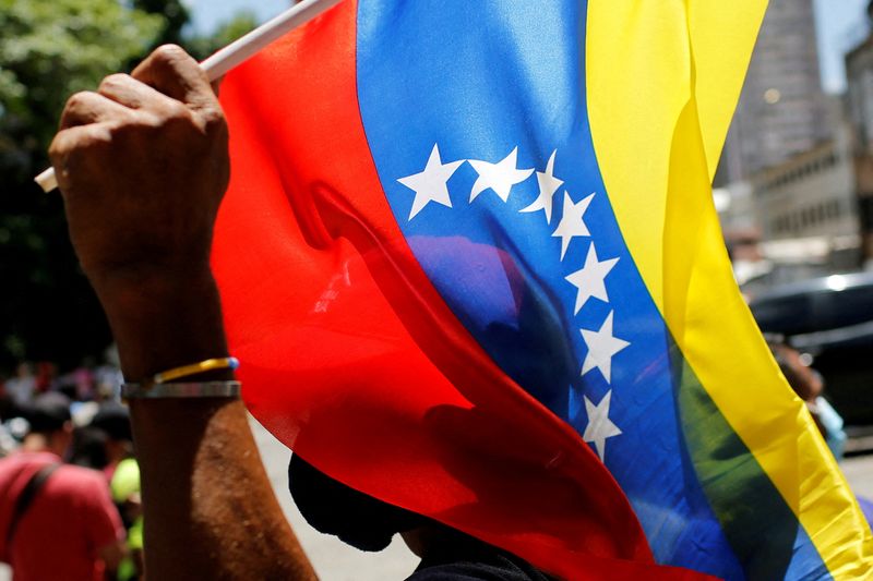 &copy; Reuters. Apoiador do presidente da Venezuela, Nicolás Maduro, segura bandeira do país
01/05/2022
REUTERS/Leonardo Fernandez Viloria