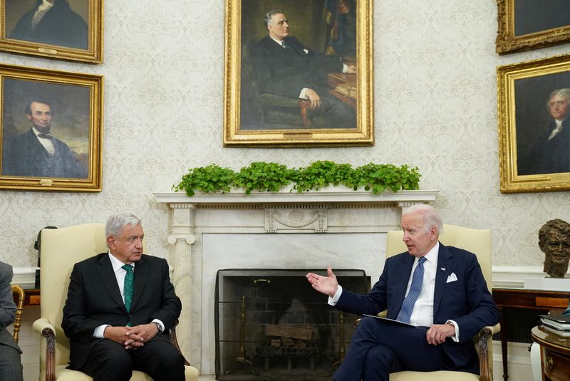 &copy; Reuters.   ７月１２日、米国のバイデン大統領（写真右）は、ワシントンでメキシコのロペス・オブラドール大統領（同左）と会談を行い、移民問題は「米州半球の共通した課題」との認識を示した