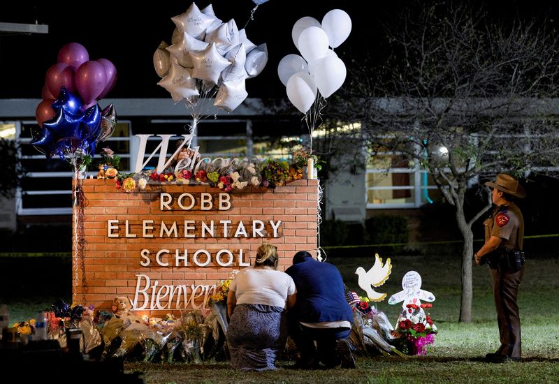 &copy; Reuters. FILE PHOTO: Stephanie and Michael Chavez of San Antonio pay their respects at a makeshift memorial outside Robb Elementary School, the site of a mass shooting, in Uvalde, Texas, U.S., May 25, 2022. REUTERS/Nuri Vallbona//File Photo/File Photo