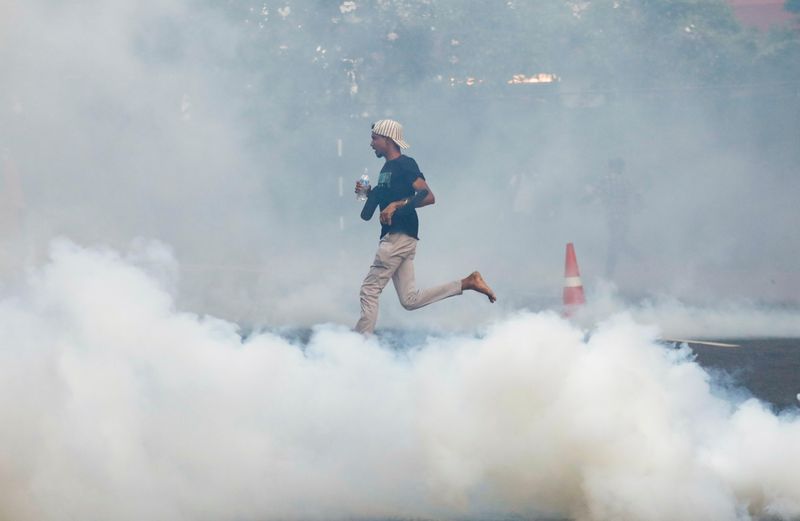 &copy; Reuters. FILE PHOTO: Police use tear gas and water cannons to disperse demonstrators near President's residence during a protest demanding the resignation of President Gotabaya Rajapaksa, amid the country's economic crisis, in Colombo, Sri Lanka, July 8, 2022. REU