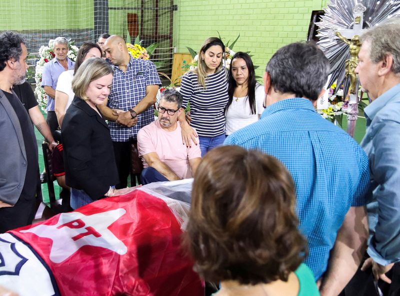 &copy; Reuters. Presidente do PT, Gleisi Hoffmann, comparece a velório de petista morto por bolsonarista em Foz do Iguaçu
10/07/2022
REUTERS/Christian Rizzi