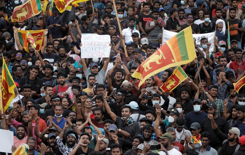 &copy; Reuters. Demonstrators celebrate after entering into the Presidential Secretariat, after President Gotabaya Rajapaksa fled, amid the country's economic crisis, in Colombo, Sri Lanka July 9, 2022. REUTERS/Dinuka Liyanawatte