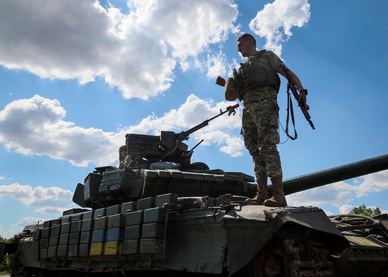 &copy; Reuters. A Ukrainian serviceman stands on a tank loaded at a military truck, amid Russia's invasion of Ukraine, in the Donbas region, Ukraine July 12, 2022. REUTERS/Gleb Garanich