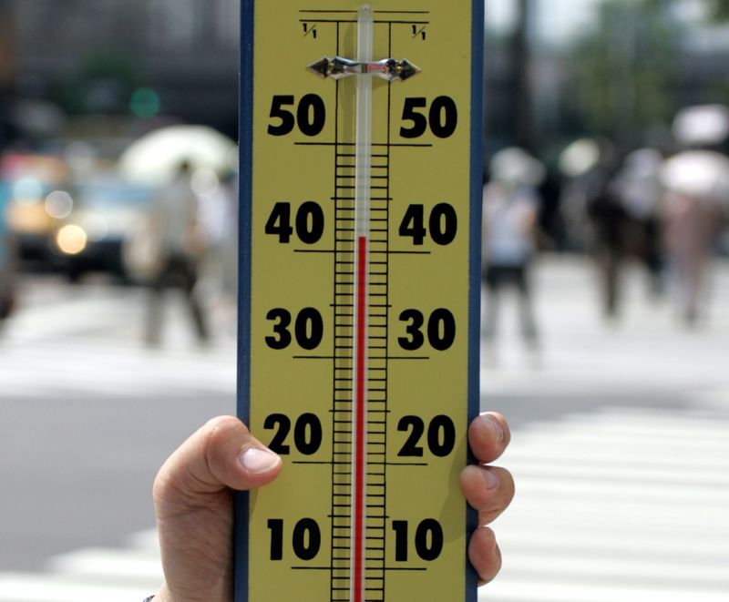 &copy; Reuters. Des températures records ont été enregistrées mardi dans plusieurs villes de Chine, alors que les conditions météorologiques, qui alternent entre chaleurs torrides et pluies incessantes, devraient se poursuivre dans les prochains jours. /Photo d'arc