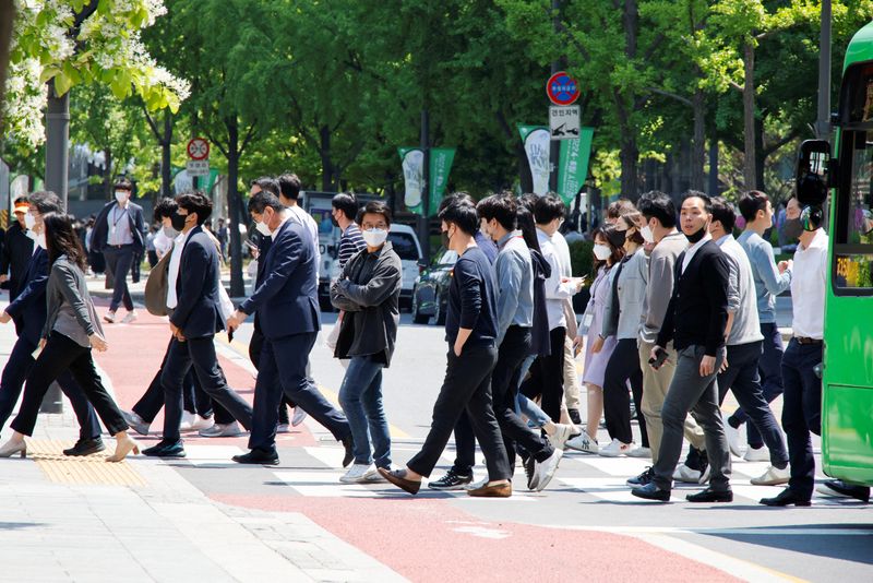 &copy; Reuters. 　７月１３日、韓国で、１日当たり新型コロナウイルス感染者が２カ月ぶりに４万人を突破し、政府は今後数カ月に５倍に増加する可能性があると警告した。写真はソウルで５月撮影（２０