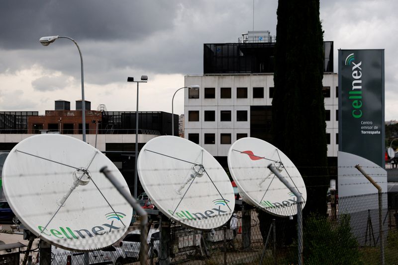 &copy; Reuters. FOTO DE ARCHIVO. Antenas de telecomunicaciones de la empresa española de infraestructuras de telecomunicaciones Cellnex se ven en Madrid, España