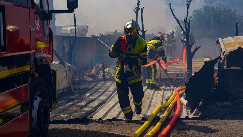 &copy; Reuters. Les pompiers et les services de secours luttaient mercredi contre deux incendies qui ont déjà brûlé 1.700 hectares et entraîné l'évacuation de milliers de vacanciers en Gironde. /Photo prise le 7 juillet 2022/REUTERS