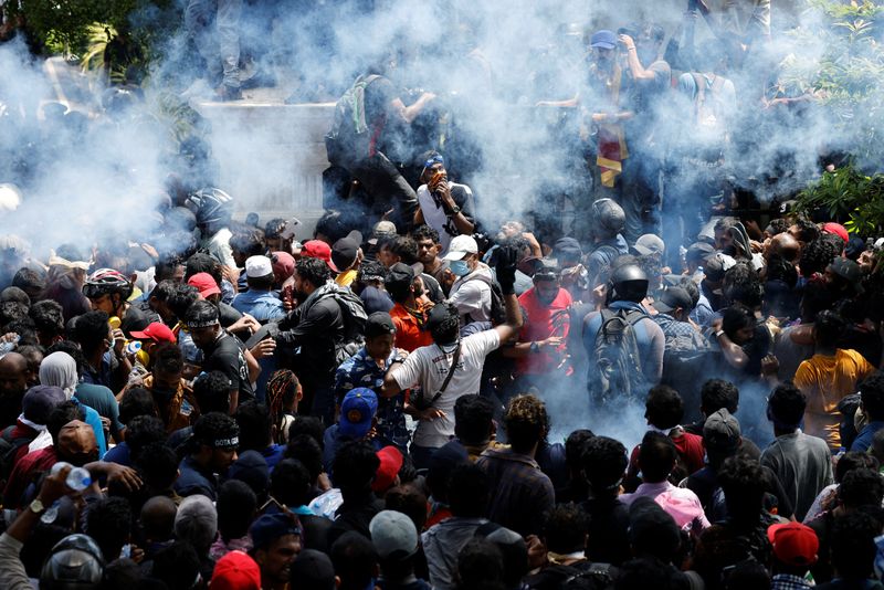 © Reuters. Demonstrators gather outside the office of Sri Lanka's Prime Minister Ranil Wickremesinghe, amid the country's economic crisis, in Colombo, Sri Lanka July 13, 2022. REUTERS/Adnan Abidi