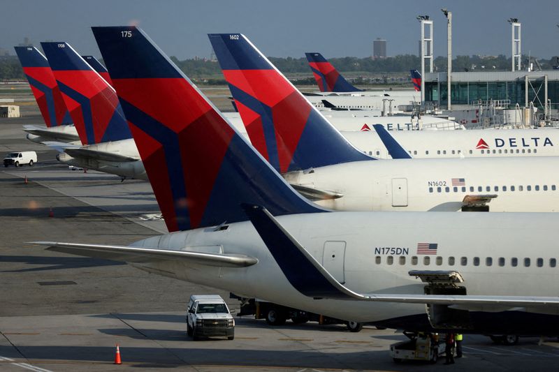 © Reuters. FILE PHOTO: Delta Air Lines planes are seen at John F. Kennedy International Airport on the July 4th weekend in Queens, New York City, U.S., July 2, 2022. REUTERS/Andrew Kelly