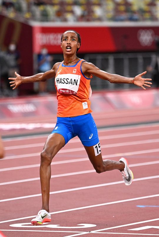 &copy; Reuters. سيفان حسن بعد فوزها بسباق 10 آلاف متر في أولمبياد طوكيو يوم السابع من أغسطس 2021. تصوير: ديلان مارتينز - رويترز