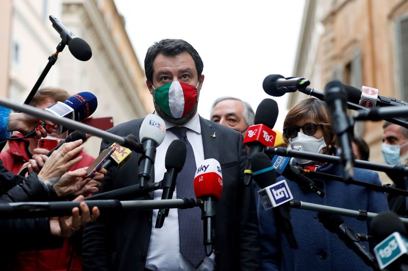 &copy; Reuters. FOTO DE ARCHIVO. El líder del partido de extrema derecha italiano Liga, Matteo Salvini, habla con los medios de comunicación en Roma, Italia. 28 de enero de 2021. REUTERS/Yara Nardi