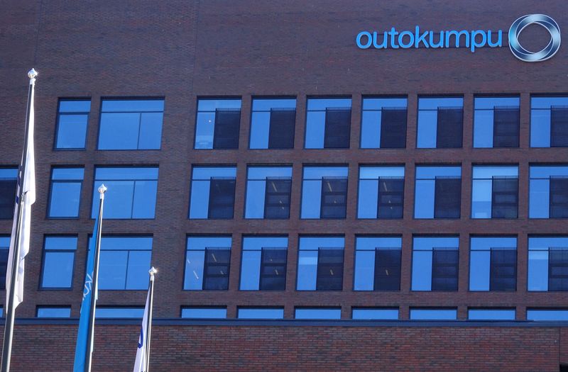 &copy; Reuters. Il logo di Outokumpu è visibile nella sede centrale dell'azienda a Helsinki. 22 maggio 2018. REUTERS/Jussi Rosendahl