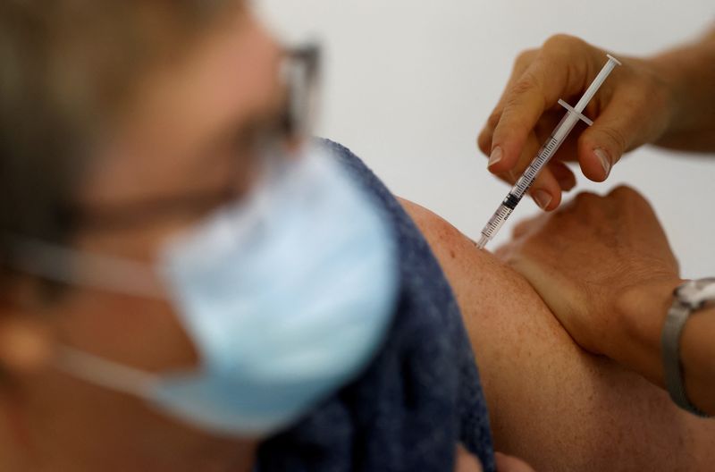 &copy; Reuters. FOTO DE ARCHIVO: Un trabajador médico administra una dosis de la vacuna contra la enfermedad del coronavirus "Cominarty" de Pfizer-BioNTech (COVID-19) a un paciente en un centro de vacunación en Ancenis-Saint-Gereon, Francia, el 17 de noviembre de 2021.