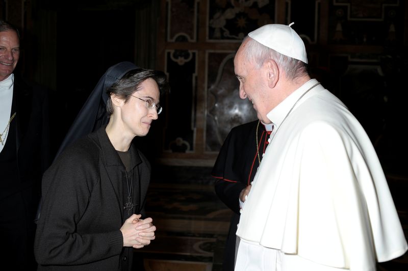 &copy; Reuters. FOTO DE ARCHIVO. La monja italiana Sor Raffaella Petrini, que es la primera mujer en ser nombrada como número dos de la gobernación de la Ciudad del Vaticano, es saludada por el Papa Francisco en esta foto sin fecha difundida por el Vaticano el 5 de nov