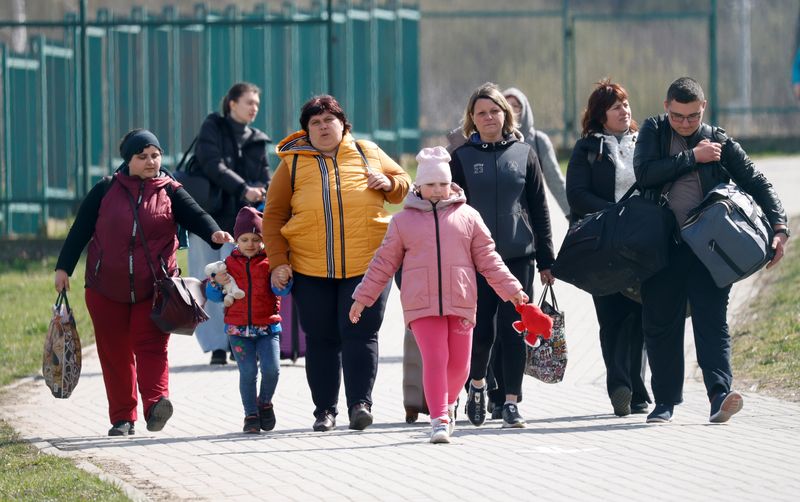 &copy; Reuters. لاجئون أوكرانيون يسيرون في منطقة ميديكا عقب عبورهم الحدود مع بولندا في 12 أبريل نيسان 2022. تصوير : ليونارد فويجر-رويترز .
