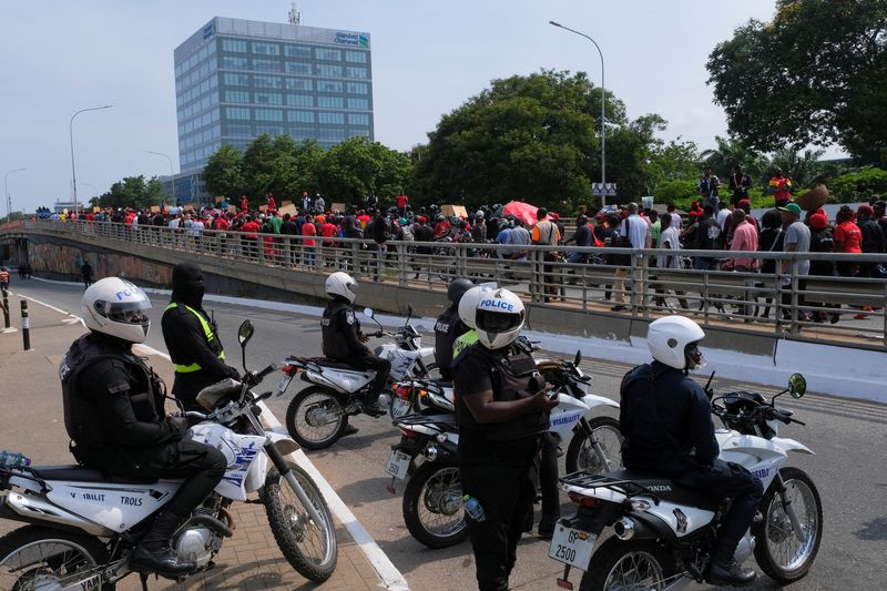 &copy; Reuters. FILE PHOTO: Police look on as Ghanaians march in the streets on the second day of protests over recent economic hardships, in Accra, Ghana, June 29, 2022. REUTERS/Francis Kokoroko