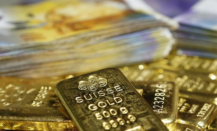 &copy; Reuters. Imagen de archivo de lingotes de oro junto a billetes de francos suizos en el GSA en Viena, Austria.