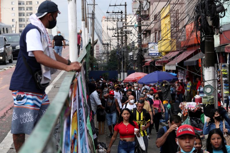 &copy; Reuters. FILE PHOTO: People walk at a popular shopping street amid the coronavirus disease (COVID-19) outbreak in Sao Paulo, Brazil December 17, 2020. REUTERS/Amanda Perobelli/