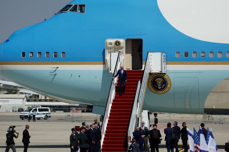 &copy; Reuters. الرئيس الأمريكي جو بايدن يهبط من طائرة الرئاسة في مطار بن جوريون بالقرب من تل أبيب يوم الأربعاء. تصوير: عمار عوض - رويترز