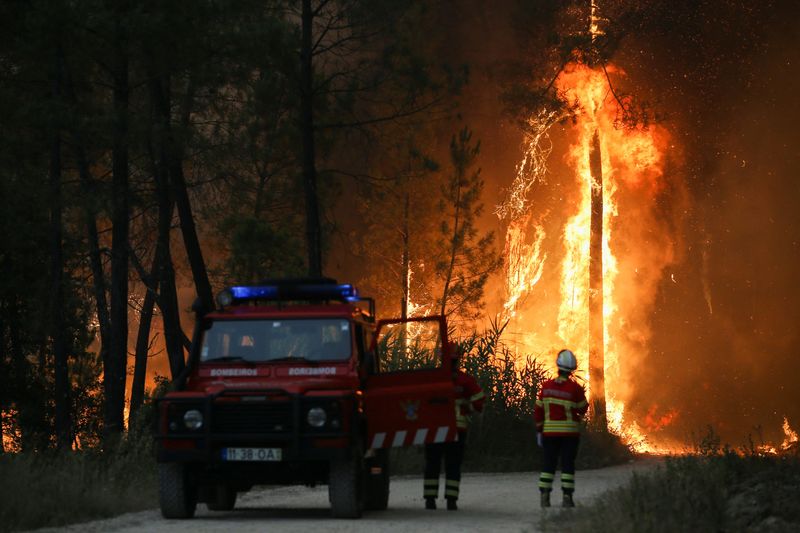 &copy; Reuters. Los bomberos vigilan un incendio forestal en Ourem, distrito de Santarém, Portugal, 12 de julio de 2022. REUTERS/Rodrigo Antunes