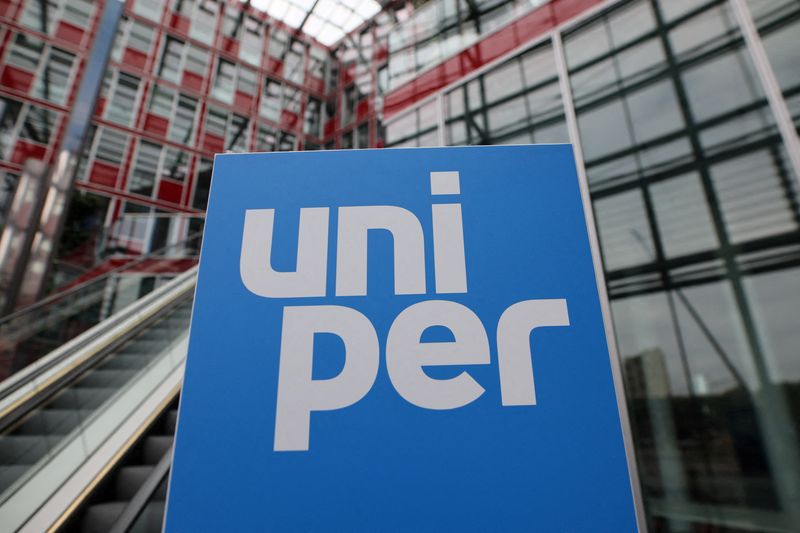 &copy; Reuters. FOTO DE ARCHIVO: El logotipo de Uniper frente a la sede de la empresa alemana en Düsseldorf, Alemania, el 8 de julio de 2022. REUTERS/Wolfgang Rattay