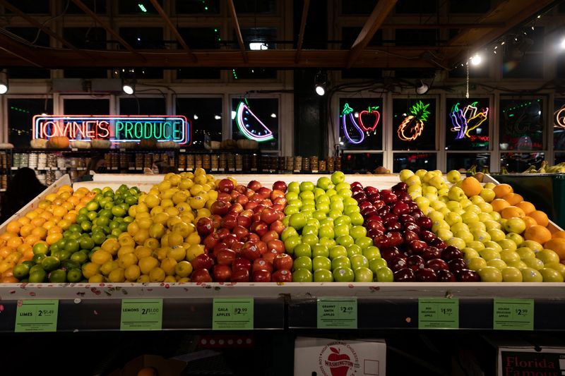 &copy; Reuters. FILE PHOTO: Fruits are pictured at a produce shop at Reading Terminal Market after the inflation rate hit a 40-year high in January, in Philadelphia, Pennsylvania, U.S. February 19, 2022. REUTERS/Hannah Beier