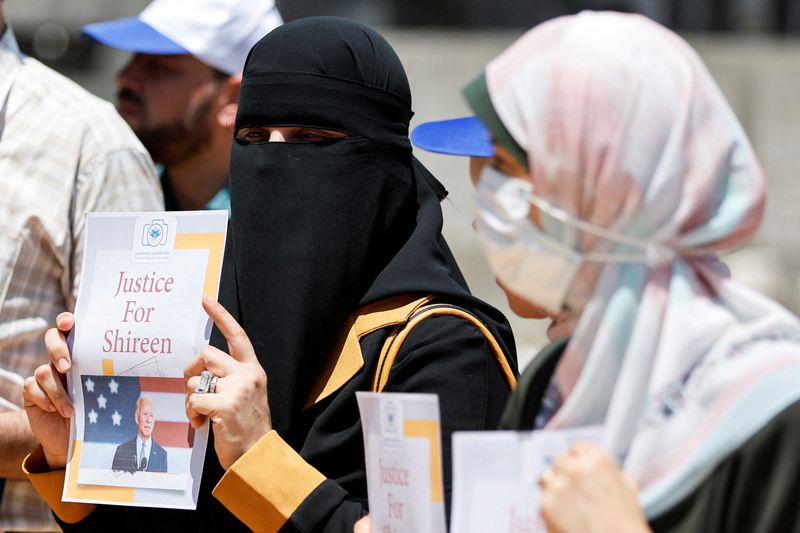 © Reuters. Palestinians attend a protest demanding U.S President Joe Biden to achieve justice for Al Jazeera journalist Shireen Abu Akleh, who was killed during an Israeli raid in Jenin, in Gaza City July 13, 2022. REUTERS/Ibraheem Abu Mustafa