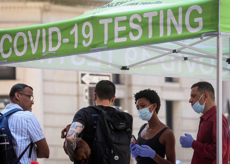 &copy; Reuters. FILE PHOTO: People wait to take coronavirus disease (COVID-19) tests at a pop-up testing site in New York City, U.S., July 11, 2022.  REUTERS/Brendan McDermid/File Photo