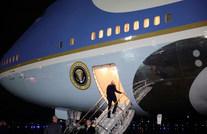 &copy; Reuters. El presidente de Estados Unidos, Joe Biden, parte para su primer viaje como presidente a Oriente Medio, donde visitará Israel, la Cisjordania ocupada y Arabia Saudita, en la Base Conjunta Andrews, Maryland, Estados Unidos. 12 de julio de 2022. REUTERS/Ev