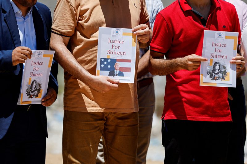 &copy; Reuters. فلسطينيون يشاركون في احتجاج يطالب الرئيس الأمريكي جو بايدن بالعدالة في قضية الصحفية شيرين أبو عاقلة في مدينة غزة يوم 13 يوليو تموز 2022. تصوير: 