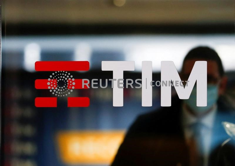 &copy; Reuters. Il logo Tim presso la sede del gruppo a Roma. REUTERS/Yara Nardi