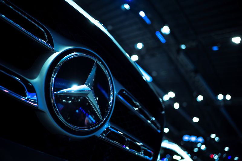 &copy; Reuters. FOTO DE ARCHIVO: El logo de Mercedes-Benz se ve en el 43º Salón Internacional del Automóvil de Bangkok, en Bangkok, Tailandia